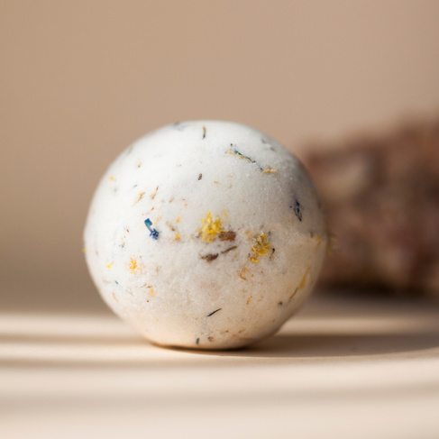 Geranium & Amyris Bath Bomb with Flower Petals - Nourishing & Relaxing