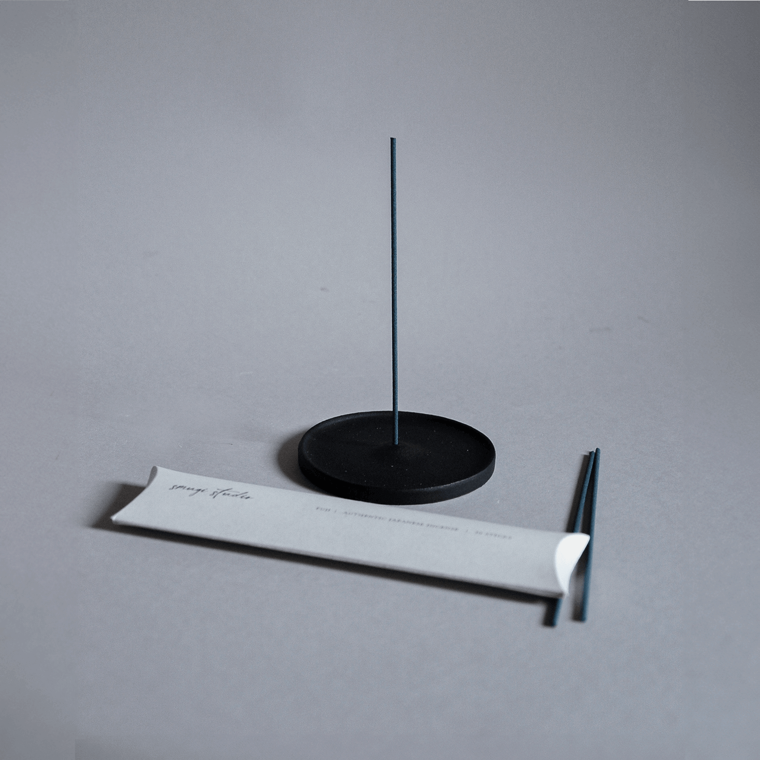 BLACK SMOKE SET | Matte Ceramic Incense Holder + Japanese Incense Sticks