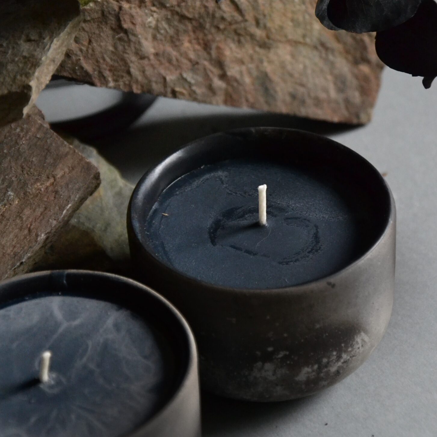 DUST 02 Artisanal Scented Candle in Raku Ceramic | Soft Leather, Rosemary & Incense | 175g